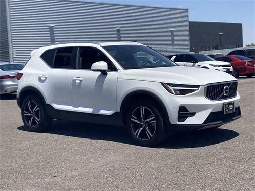 2025 Volvo XC40 B5 Core Bright Theme