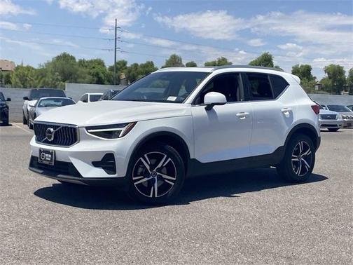 2025 Volvo XC40 B5 Core Bright Theme