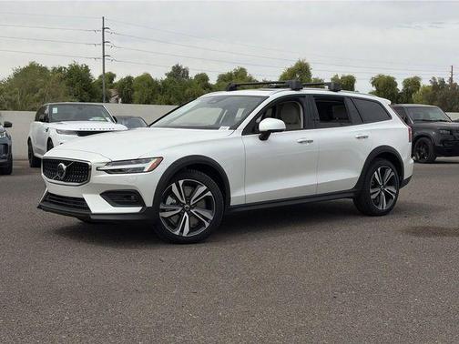 Crystal White 2026 Volvo V60 Cross Country B5 Plus