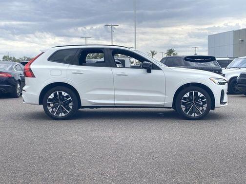 Crystal White Metallic 2026 Volvo XC60 B5 Plus