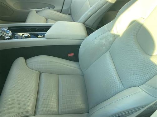 2023 Volvo XC60 B5 Ultimate Bright Theme