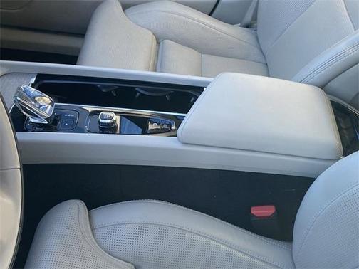 2023 Volvo XC60 B5 Ultimate Bright Theme