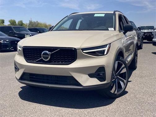 2025 Volvo XC40 B5 Ultra Dark Theme