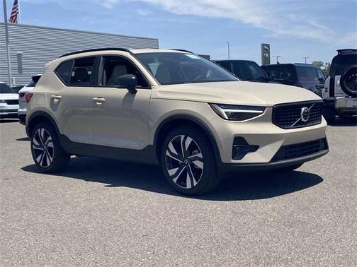 2025 Volvo XC40 B5 Ultra Dark Theme