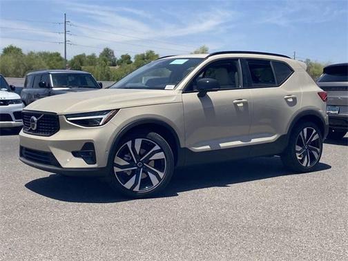 2025 Volvo XC40 B5 Ultra Dark Theme