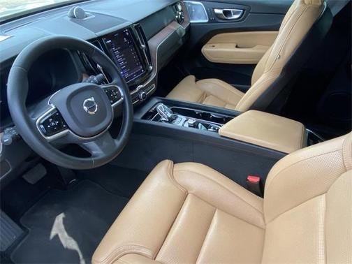 2023 Volvo XC60 B5 Ultimate Bright Theme