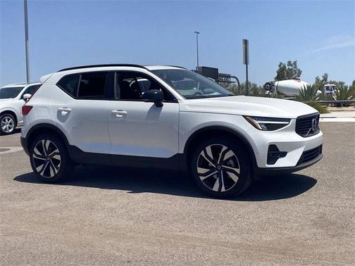 2024 Volvo XC40 B5 Plus Dark Theme