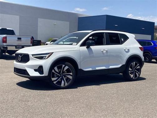 2024 Volvo XC40 B5 Plus Dark Theme