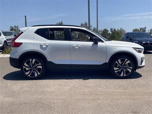 2024 Volvo XC40 B5 Plus Dark Theme
