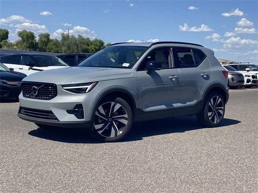 2025 Volvo XC40 B5 Plus Dark Theme