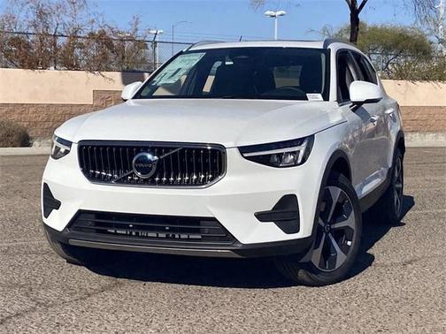 2025 Volvo XC40 B5 Core Bright Theme
