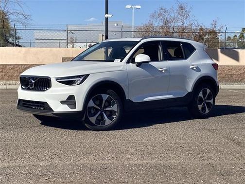 2025 Volvo XC40 B5 Core Bright Theme