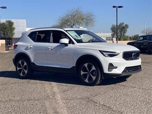 2025 Volvo XC40 B5 Core Bright Theme