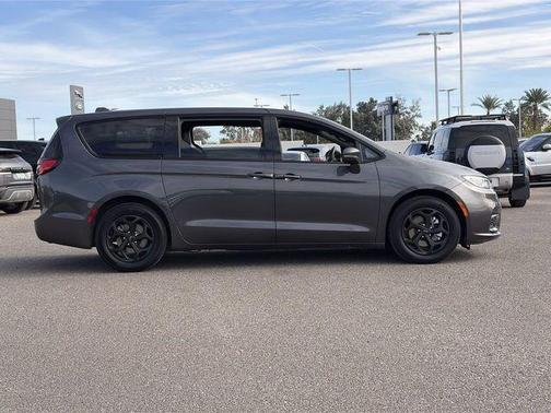 2022 Chrysler Pacifica Hybrid Touring L