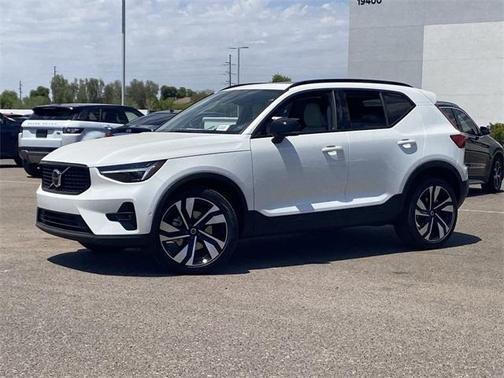 2025 Volvo XC40 B5 Plus Dark Theme