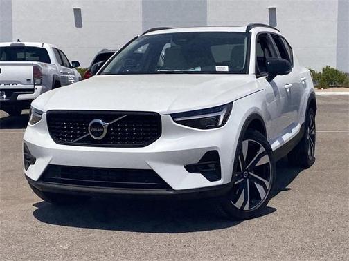 2025 Volvo XC40 B5 Plus Dark Theme