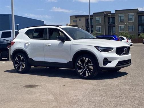 2025 Volvo XC40 B5 Plus Dark Theme