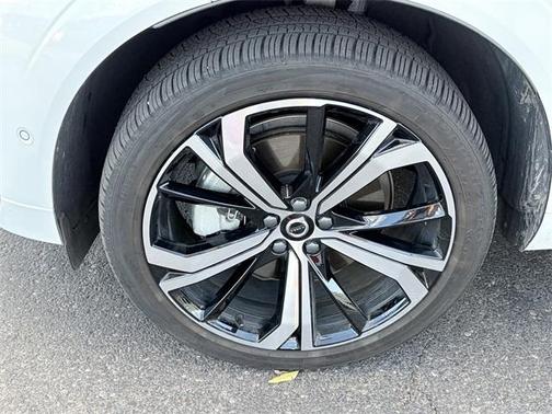 2024 Volvo XC60 Recharge Plug-In Hybrid T8 Ultimate Dark Theme