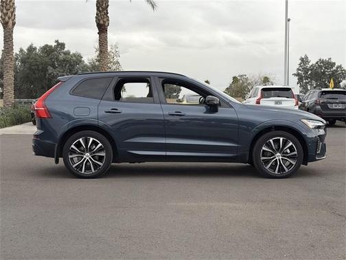 2023 Volvo XC60 B5 Plus Dark Theme