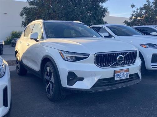 2025 Volvo XC40 B5 Plus Bright Theme