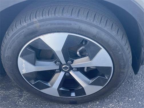 2025 Volvo XC40 B5 Plus Bright Theme