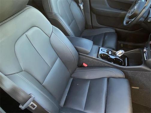 2025 Volvo XC40 B5 Plus Bright Theme