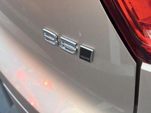 Bright 2023 Volvo XC40 B5 Plus Dark Theme