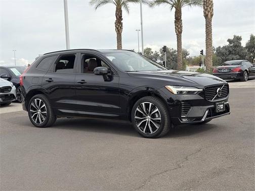 2023 Volvo XC60 B5 Plus Dark Theme