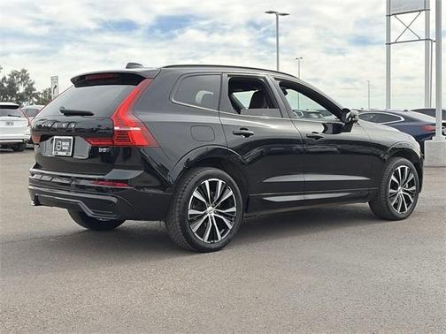 2023 Volvo XC60 B5 Plus Dark Theme