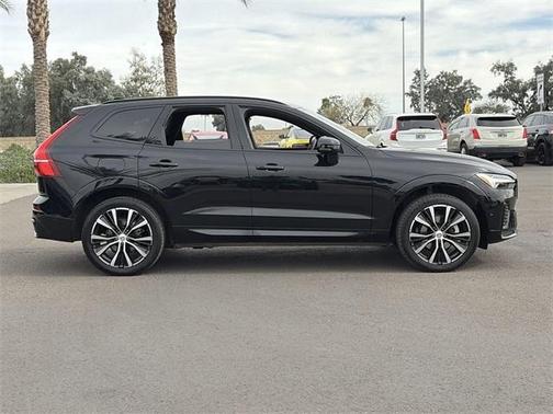 2023 Volvo XC60 B5 Plus Dark Theme