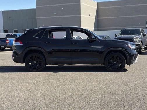 Deep Black Pearl Effect 2022 Volkswagen Atlas Cross Sport 3.6L V6 SE w/Technology