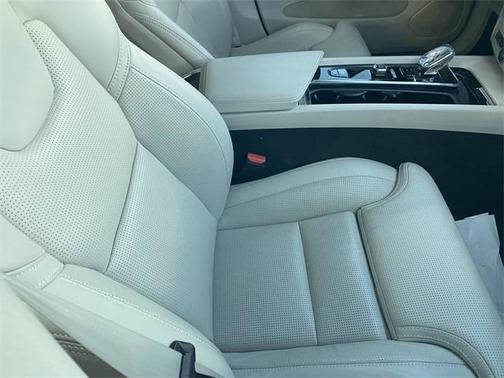 2023 Volvo XC60 B5 Ultimate Bright Theme