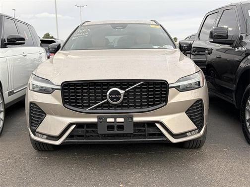 2023 Volvo XC60 B6 Ultimate Dark Theme