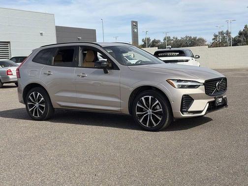 2023 Volvo XC60 B6 Ultimate Dark Theme