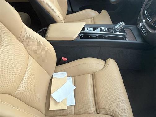 2023 Volvo XC60 B6 Ultimate Dark Theme