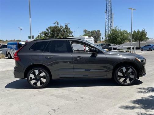 2025 Volvo XC60 Plug-In Hybrid T8 Plus