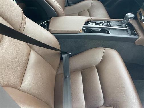 2022 Volvo XC90 T6 Momentum 7 Passenger