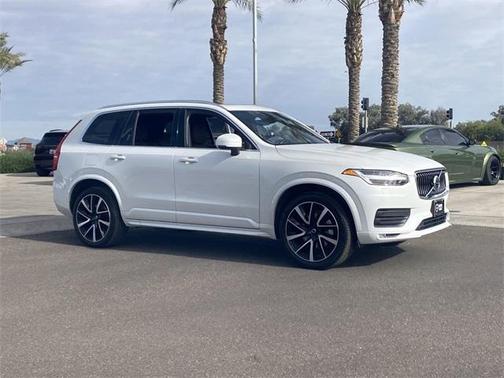 2022 Volvo XC90 T6 Momentum 7 Passenger