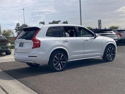 2022 Volvo XC90 T6 Momentum 7 Passenger