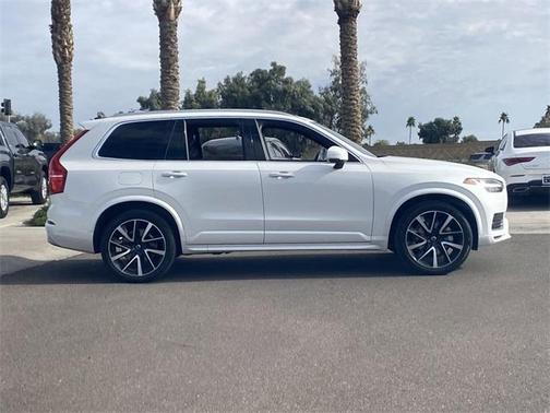 2022 Volvo XC90 T6 Momentum 7 Passenger