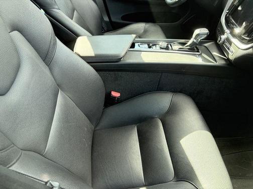 Bright Silver Metallic 2020 Volvo XC60 T6 Momentum