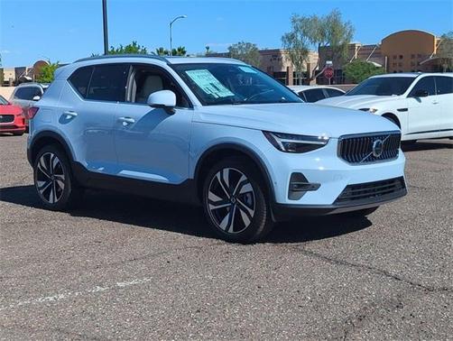 2025 Volvo XC40 B5 Ultra Bright Theme