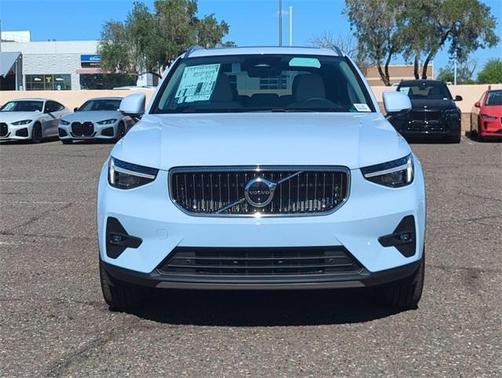 2025 Volvo XC40 B5 Ultra Bright Theme