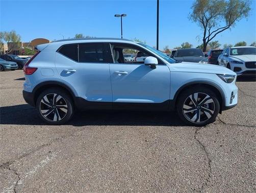 2025 Volvo XC40 B5 Ultra Bright Theme