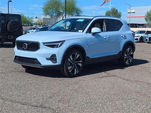 2025 Volvo XC40 B5 Ultra Bright Theme