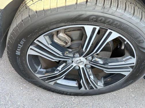 Black 2020 Volvo XC40 T5 Inscription