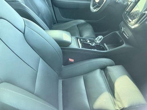 Black 2020 Volvo XC40 T5 Inscription