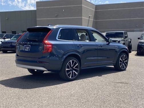 2022 Volvo XC90 T6 Momentum 7 Passenger