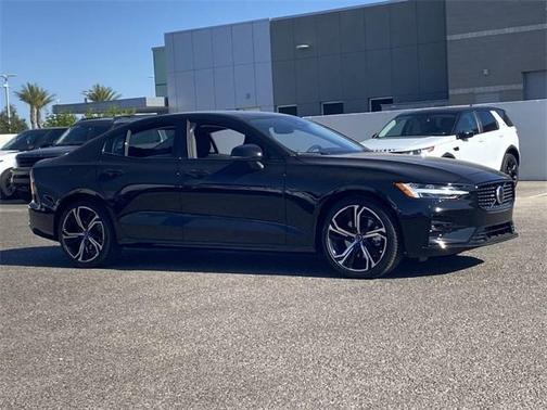 2024 Volvo S60 B5 Plus Dark Theme
