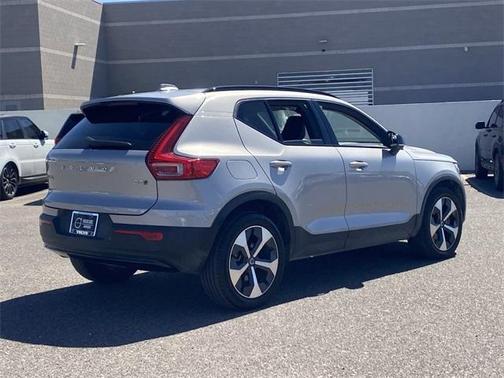 2023 Volvo XC40 B5 Plus Dark Theme